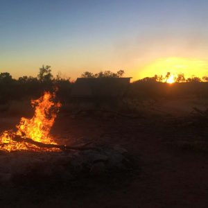 Lagerfeuer und Sonnenuntergang im Northern Territory Outback, www.soultravelista.de