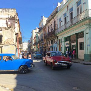 Alte Autos und Häuser Havanna